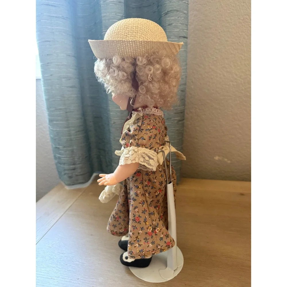 Vintage Blonde Curly Hair Doll Brown Floral Lace Dress Straw Hat Stand 12in‎